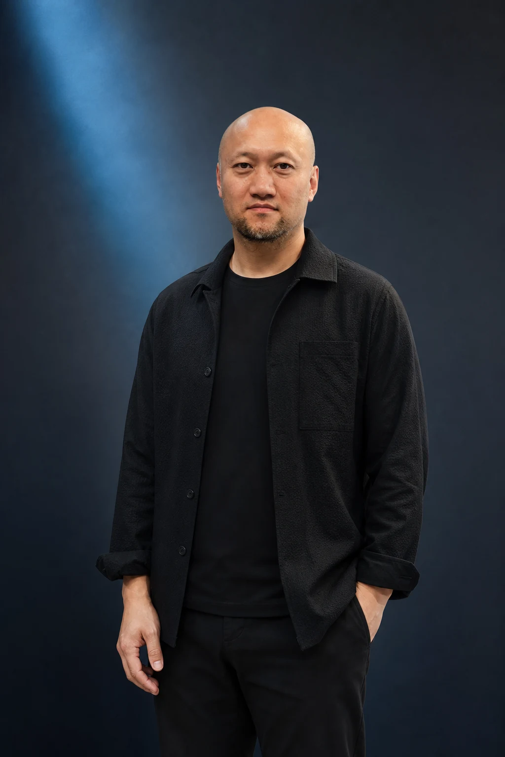 Frank张伟在工作室内的站姿人物照