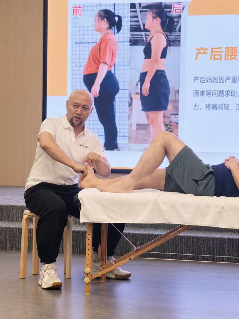 Frank张伟在课程现场示范足踝部位的手法