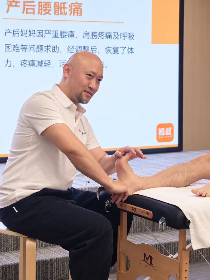Frank张伟在课程现场示范足踝部位的手法与动作观察
